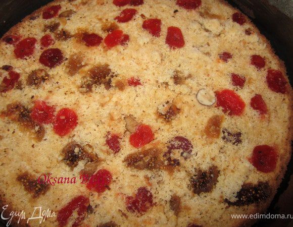 В разъемную форму выложить один корж.