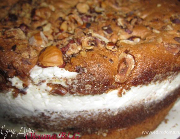 Перевернуть торт на блюдо.