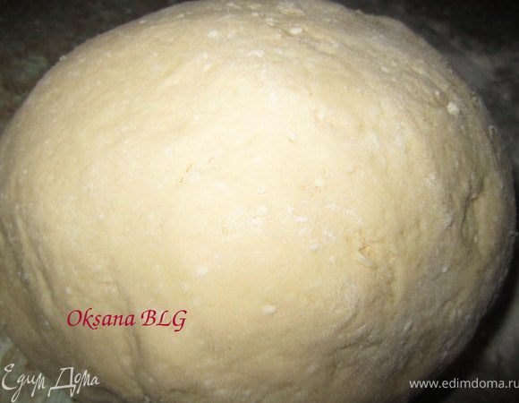 Добавить муку, вымесить мягкое тесто.