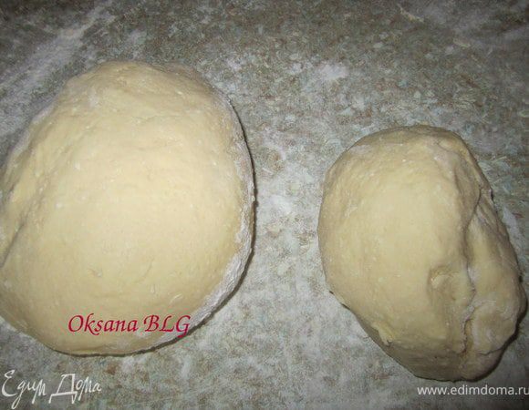 Тесто разделить на две часть, одну больше, вторую меньше.