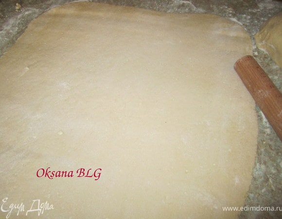 Большую часть теста раскатать.