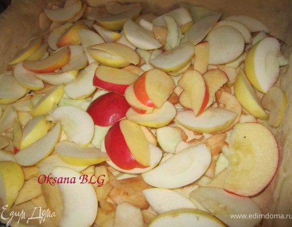 Выложить на противень. На тесто выложить порезанные дольками яблоки.