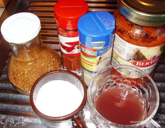 Добавить к овощам томатный соус и заливку от фасоли. Посыпать соль и специи. Убавить огонь и тушить овощи под крышкой 10 минут.