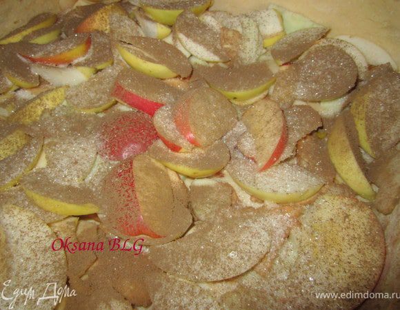 Яблоки посыпать сахаром и корицей.
