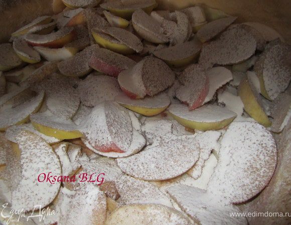 Притрусить немного мукой.