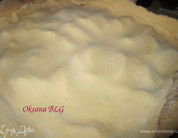 Раскатать меньшую часть теста, накрыть яблоки, защипнуть края.