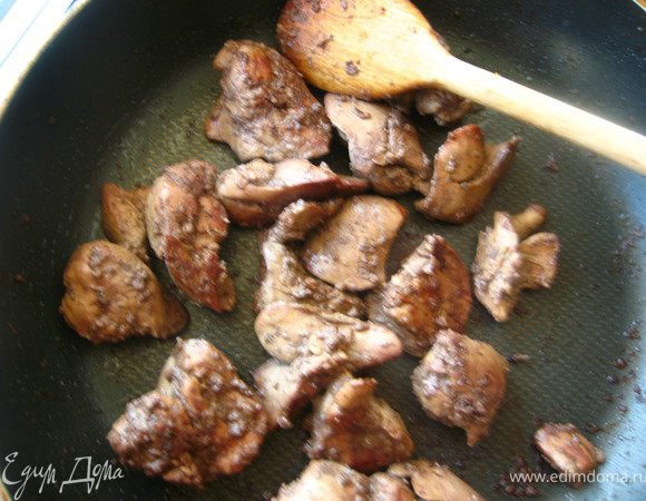 Печень вымыть, просушить и обжарить с 1ч.л. оливкового масла под крышкой, до готовности. Снять с огня, посолить, поперчить по вкусу и оставить не 5 минут.