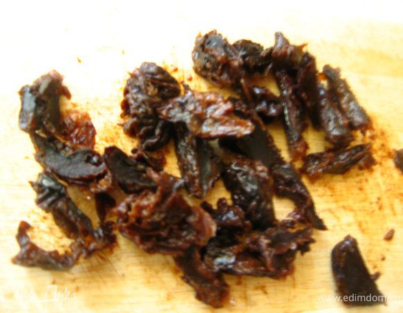 Чернослив помыть, обсушить и нарезать вдоль ломтиками