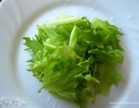 Формируем салат: выкладываем салат