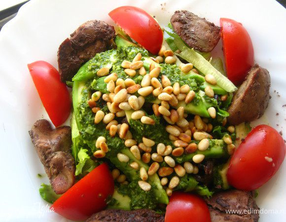 присыпать кедровыми орешками.
Вокруг нашей замечательной горки выложить, чередуя, печень и помидоры. Все! салат готов! Быстро приступаем к поеданию, пока теплый.