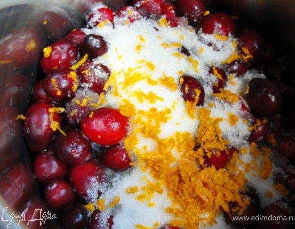 Помыть ягодки, выложить в сотейник. Добавить сахар, цедру апельсина и воду. 