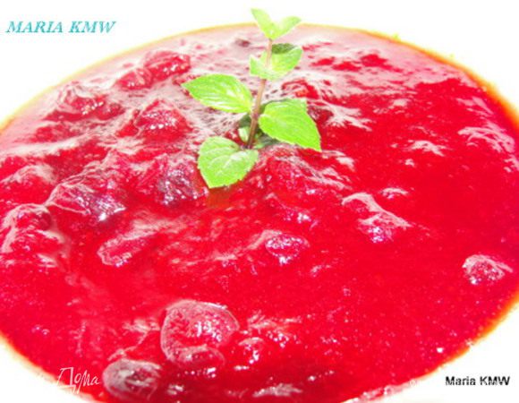 На среднем огне варить 6-8 минут соус, помешивая ложкой. В конце приправить щепоткой кардомона. Готово! 