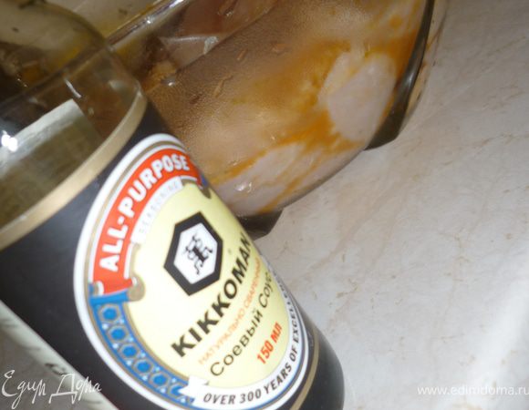 Залить соевым соусом.