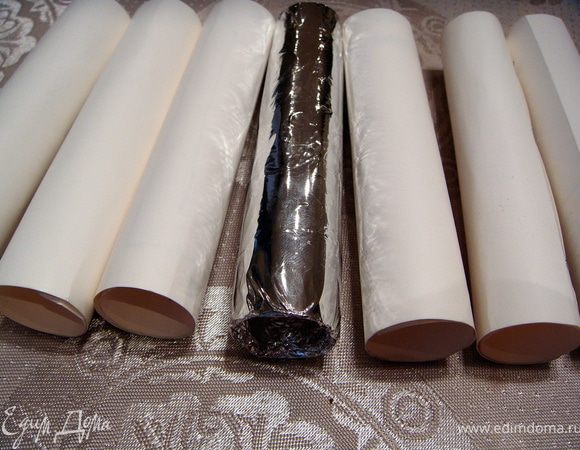 Из плотного листа бумаги я скрутила трубочки, скрепила степлером и обернула фольгой.