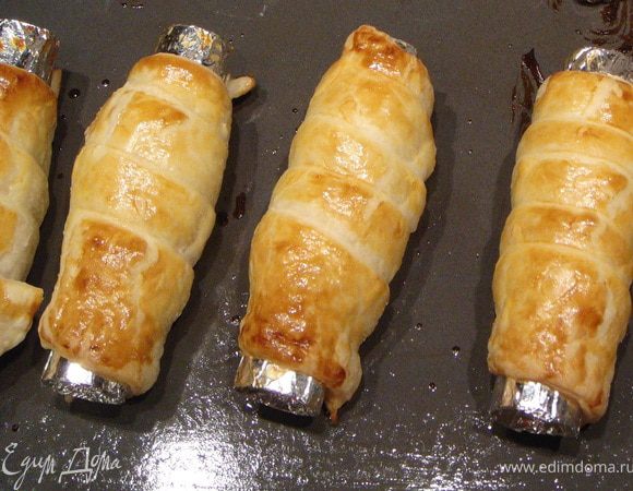 Поставить в разогретую до 220°C духовку и выпекать 15 мин, до румяности. Остудить и снять готовые трубочки с заготовок из фольги.