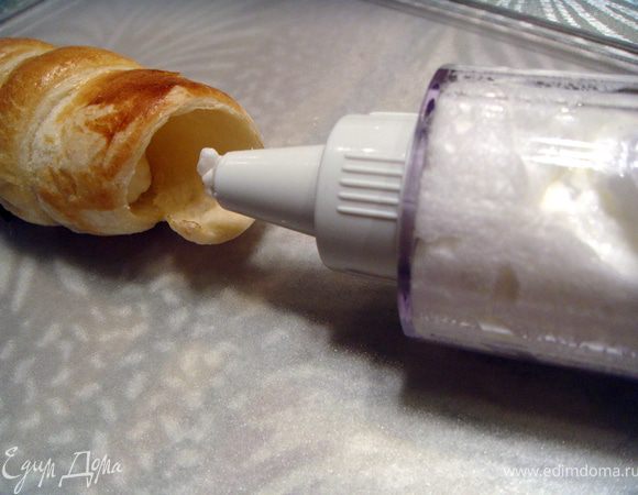 Взбить сливки с сахарной пудрой до густоты. С помощью кондитерского шприца наполнить трубочки взбитыми сливками.