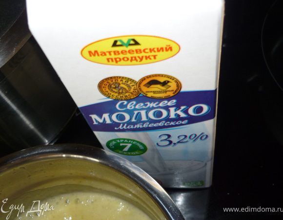 Добавляем молоко и яйцо, хорошо перемешиваем, готовим до загустения соуса. Залить соусом куриные грудки. Готовить на слабом огне минут 10. Подавать с любым гарниром.