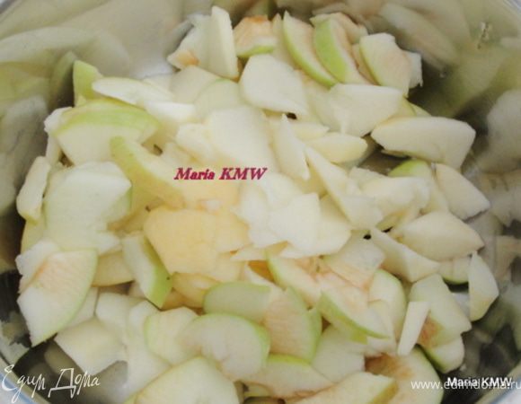 Предварительно разогреть духовку до 200 С. 
Яблоки и морковь вымыть, почистить и натереть на терке. Яблоки крупно потереть или порезать от руки, а морковь мелко.