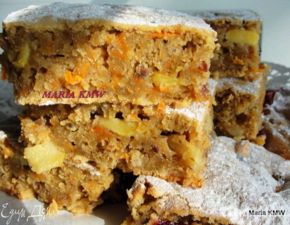 Достаем пирог, даем немного остыть. Нарезаем на квадратики, посыпаем сахарной пудрой.