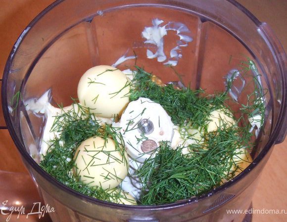 Яйцо нужно отварить  в крутую отделить белки от желтков. Сельдь нужно нарезать на кубики укроп мелко измельчить. В блендер положить: желток горчицу масло укроп и сельдь посолить. Все это нужно взбить на меленькой скорости. готовой массой нафаршировать белок и намазать хлеб. Приятного аппетита.