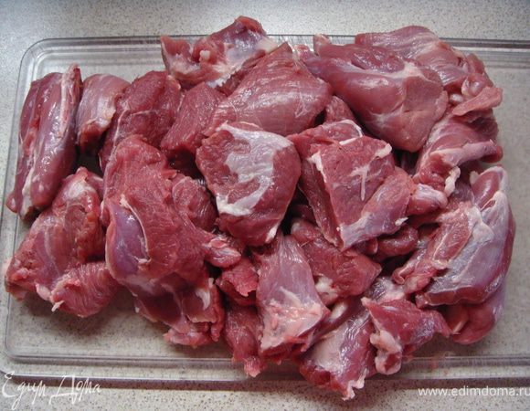 Мясо порезать на среднего размера кусочки.