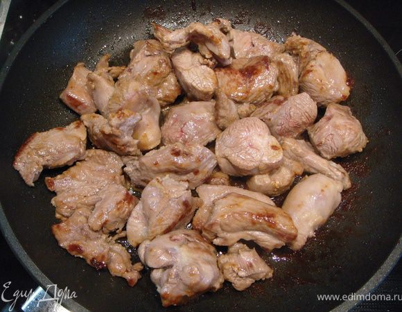 Обжарить мясо на небольшом количестве масла до золотистой корочки. Минут 5-7.