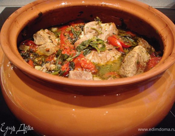 Накрыть крышкой и поставить в духовку, разогретую до 180 градусов на 2 часа. Через час достать и попробовать на достаточность соли. При необходимости подсолить и поставить дальше томиться. По истечении времени достать горшочек.