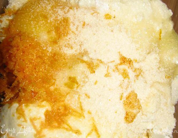 Все ингредиенты, кроме смородины, выкладываем в емкость.