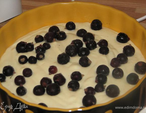 Выливаем половину массы в форму, смазанную сливочным маслом. Выкладываем ягоды.