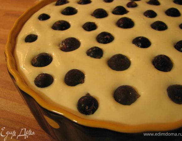Повторяем шаг 3. Выливаем оставшийся творожный крем и выкладываем смородину.