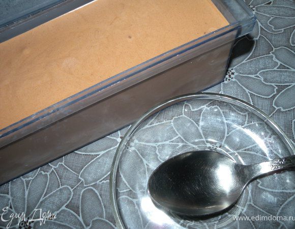 1. Смешать сахар и какао. Растереть с желтками.  Прогреть сливки и растопить в них шоколад. Добавить смесь (сахар, какао и желтки), только, чтобы не свернулось хорошо размешивать венчиком. Прогреть, но ни в коем случае не за кипятить. Нагреть градусов до 60. Остудить до комнатной Т,  а потом отправить в холодильник. Взбить до состояния пышности. Залить по стаканчикам или в пластиковый контейнер для замораживания. 