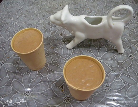 2. Отправить в морозилку на 4 часа. Перемешивать мороженое не нужно. оно не будет "со льдом" оно и тык пышное и жирное". 