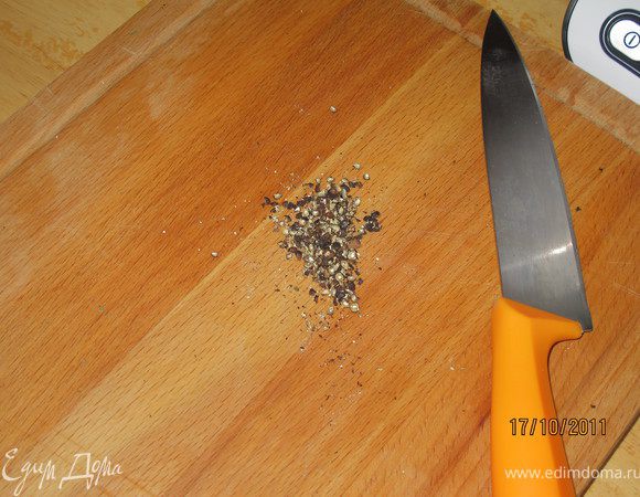 Готовим маринад. Перц горошком растолочь в ступке. У меня её нет, поэтому кладу перец на доску и широким ножом раздавливаю перец. Получается не мелко и не крупно. Отлично, то что надо.