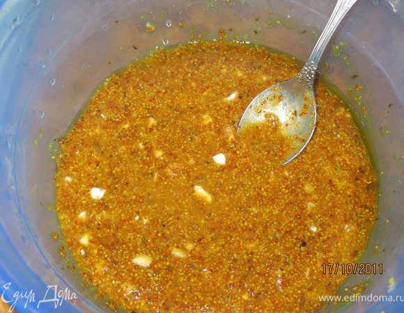 В чашу кладём горчицу, мёд, соус, и все травки, включая перец. Чеснок режем мелко и добавляем в маринад, всё перемешиваем.