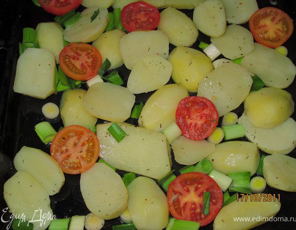 Я к мясу готовила картофель печёный. Картофель положить в кипящую, солёную воду. Как он закипит, варить 5 минут. Воду слить. Противень смазать маслом, на него выложить картофель, лук крупно резанный (у меня порей) и помидоры разрезанные пополам. Всё посолить и посыпать специями, какие любите. Перемешать. И в духовку на нижний уровень. А на верхнем у меня было мясо. Периодически картофель мешать. Он готов через 20 минут.