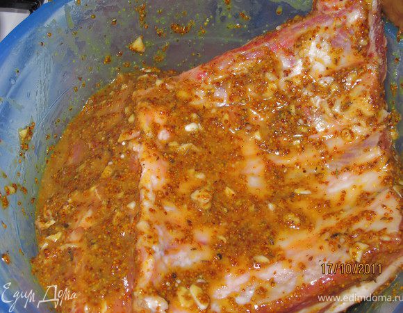 Мясо тщательно обмазать маринадом, положить в чашу и поставить его в холодильник на 1 час.