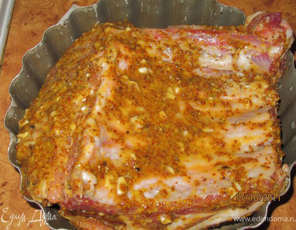 Разогреть духовку до 180 грудусов. Достать мясмо из холодильника. Смазать форму (глубокую) оливковым маслом, положить туда нашу свинину и поставить в духовку. Когда верх подрумянился я её перевернула, но вы можете это не делать, так как она была золотистая со всех сторон. Она готовилась 1 час 50 минут. 