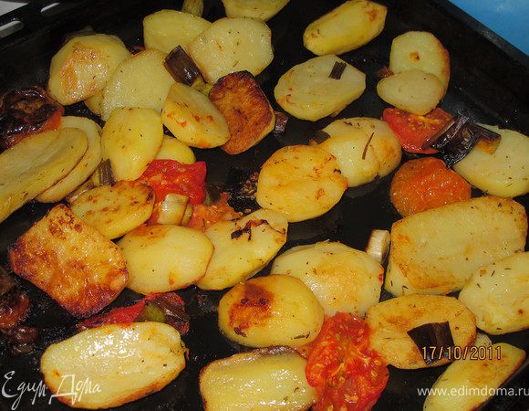 Достать мясо из духовки и наслаждаться. На гарнир печёный картофель.