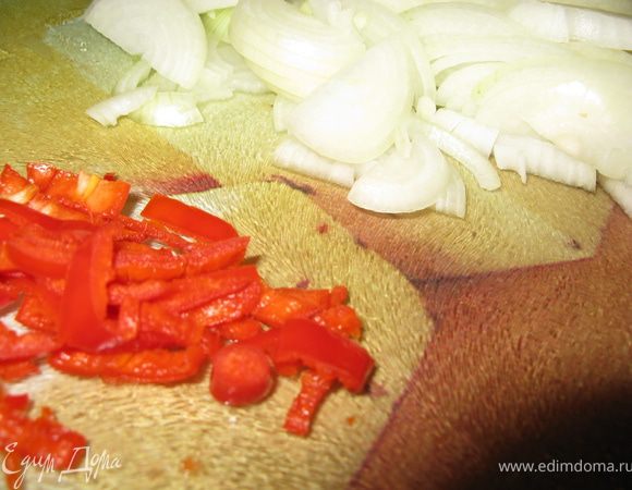 Лук режем полукольцами, острый перчик мелко нарезать