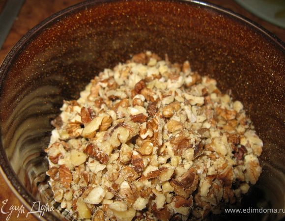 Грецкие орехи нарезаем по-крупнее