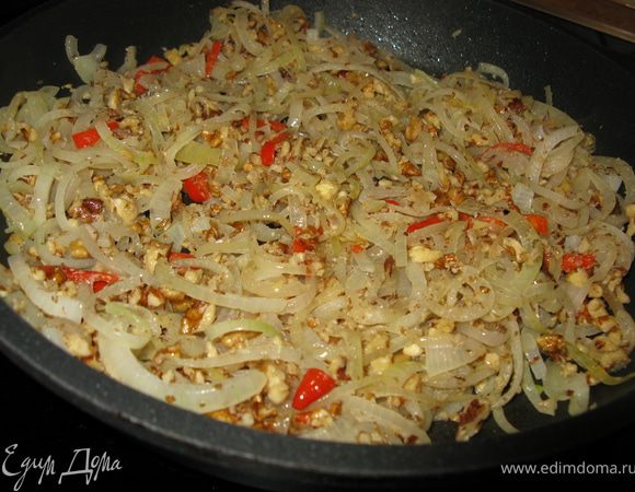 На сливочном масле обжариваем лук минут 5, потом добавляем перчик и грецкие орехи, готовим еще 2-3 мин.