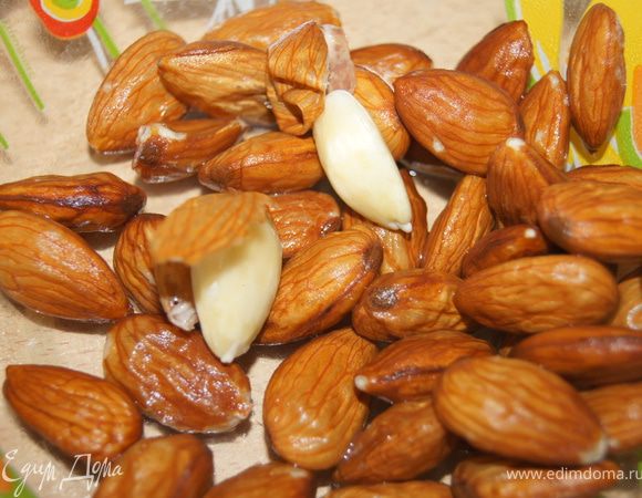 Миндаль залить кипятком на 10-15 минут. Снять кожицу. 