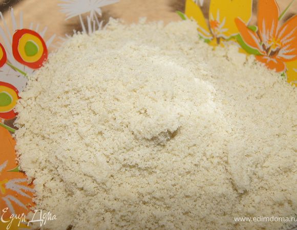 Миндаль и 60 гр сахарной пудры смолоть блендером очень мелко.