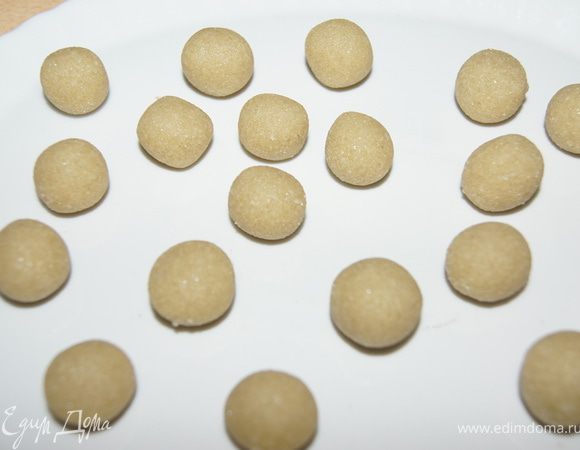 Добавить 1 ч л воды и замесить шар. Скатать маленькие шарики ( у меня 20 шт) и отправить в холодильник на пару часов.