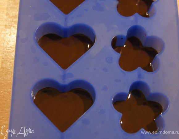 Немного остывшей шоколад наливаем на дно формочки, даем минут 10 остыть и ставим наш марципановый шарик. Сверху заливаем остальным шоколадом.