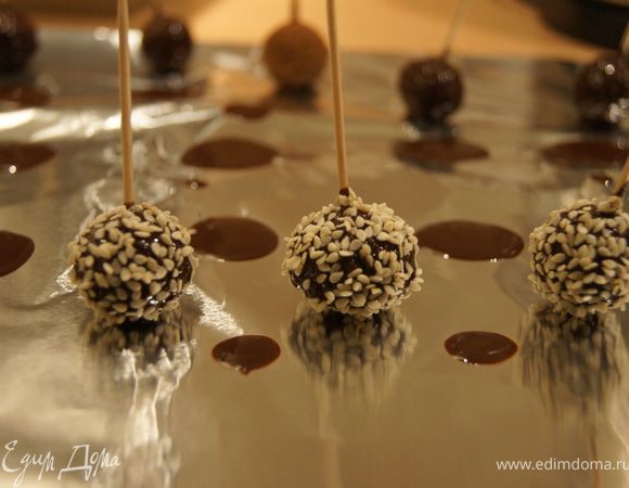 Еще можно сделать такие шарики, обвалять в кунжуте и какао.