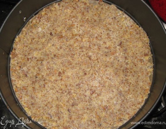 Разъемную форму (у меня диаметром 26 см) застилаем пергаментом, выкладываем нашу ореховую масcу, хорошо утрамбовываем.