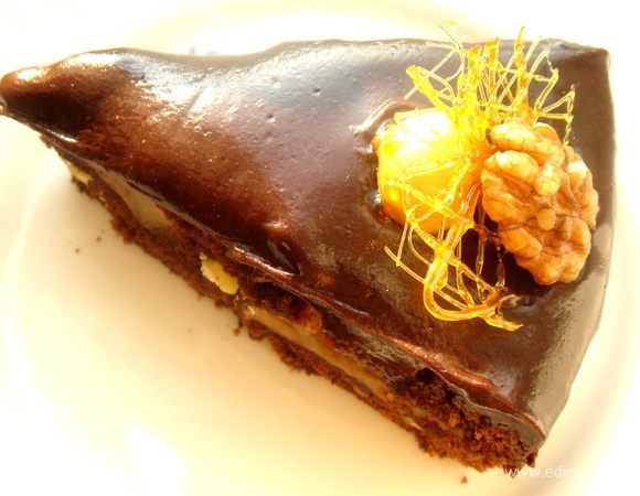 Готовый пирог(можно не охлаждать)аккуратно переложить на блюдо,предназначенное для подачи на стол,полить глазурью и украсить карамелизованными орешками и кусочками паутинки.Приятного чаепития!