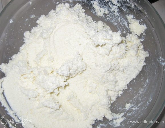 Тем временем готовим начинку: мягкий творог(можна взять творожную масcу) взбиваем в блендере(перемалываем на мясорубке, перетираем через сито). Добавляем сахар и муку, хорошо перемешиваем.