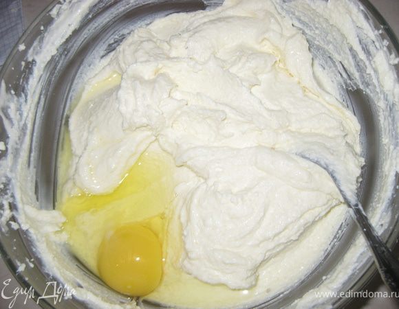 По одному вводим яйца, перемешивая тчательно после каждого яйца.